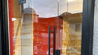 Metali Glass Shopfronts - Give your new shopfront the Modern & Chic look with Toughened Glass frameless doors that can be fitted with a variety of options, including automatic door mechanisms and other fittings.