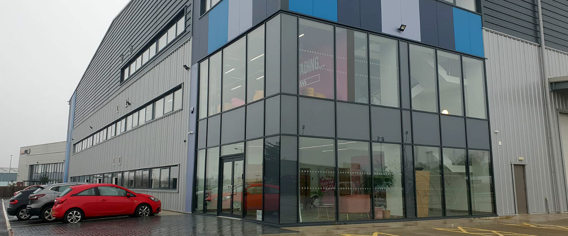 We offer a range of windows that are suitable for commercial and residential projects. We offer a comprehensive range of windows, designed and tested to meet your specific building design and budget requirements.