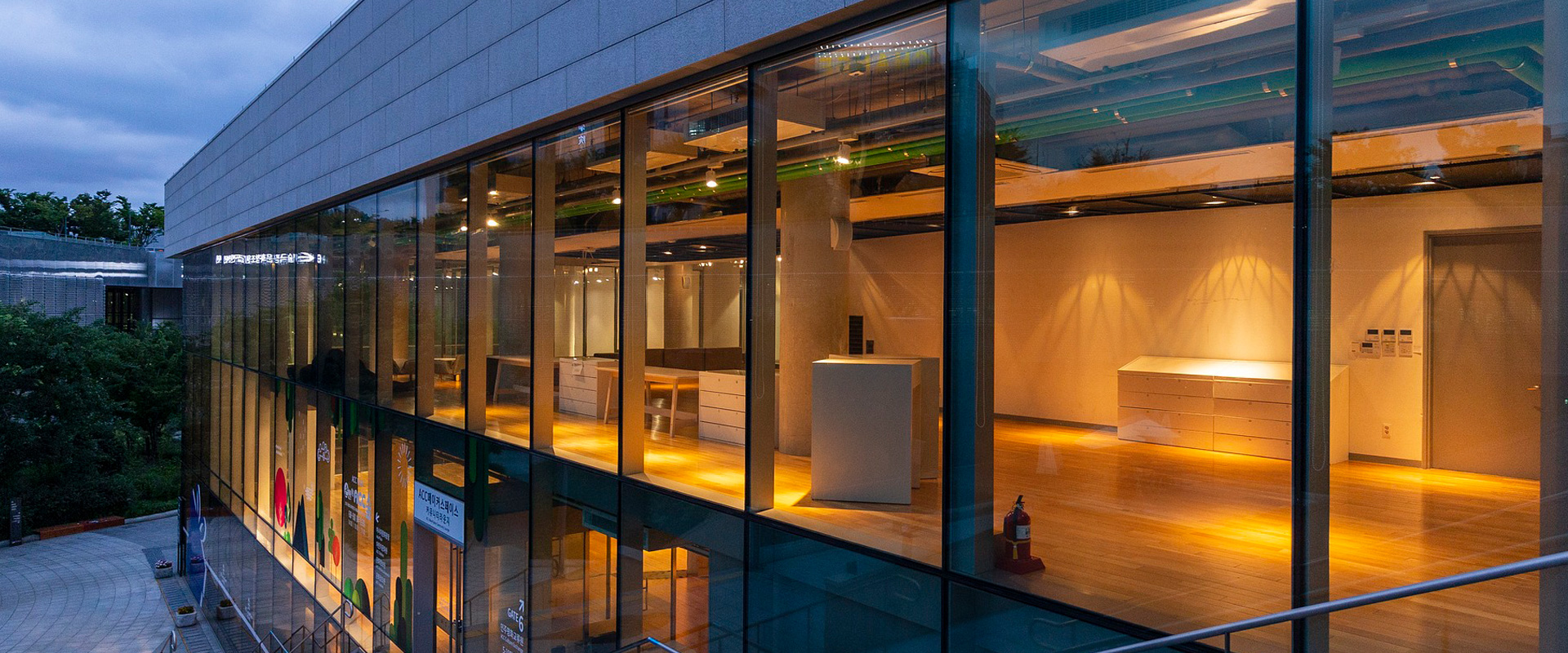Give your new shopfront the Modern & Chic look with Toughened Glass frameless doors that can be fitted with a variety of options, including automatic door mechanisms and other fittings.